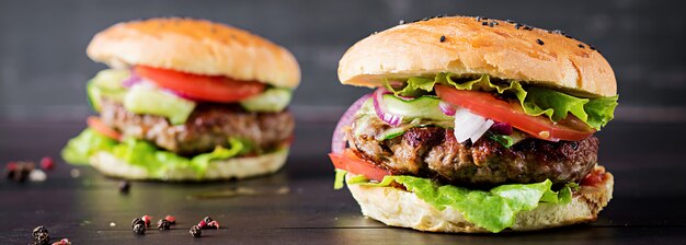 Hamburger con carne di manzo, pomodoro, cipolla rossa e lattuga