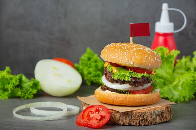 Hamburger con carne fritta, pomodori, sottaceti, lattuga e formaggio.