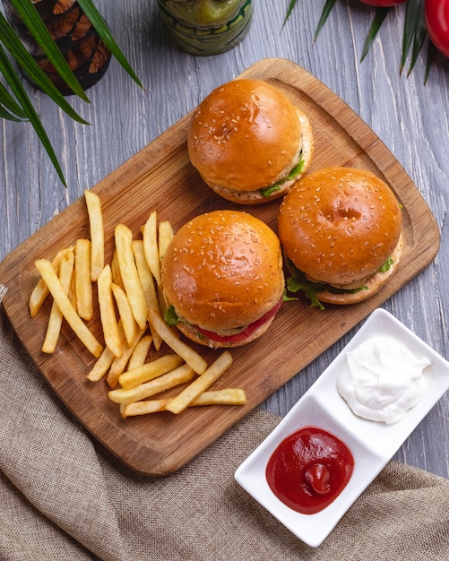 Hamburger con ketchup di patatine fritte con maionese e pomodori