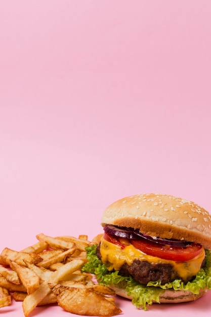 Hamburger con patatine fritte e copia spazio