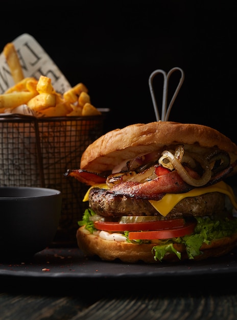 Hamburger con patatine fritte