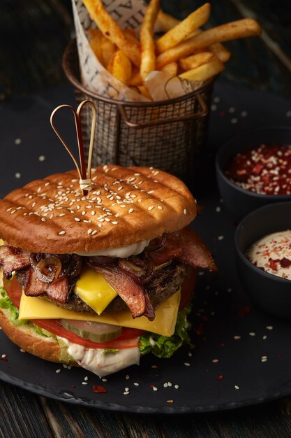 Hamburger con patatine fritte