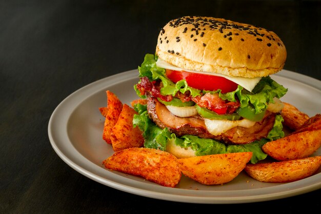 Hamburger delizioso con patatine fritte