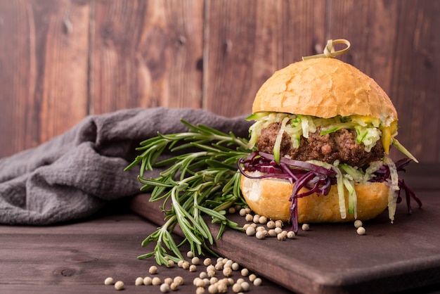 Hamburger delizioso davanti alla parete di legno