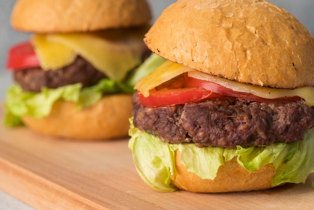 Hamburger delizioso primo piano con i pomodori