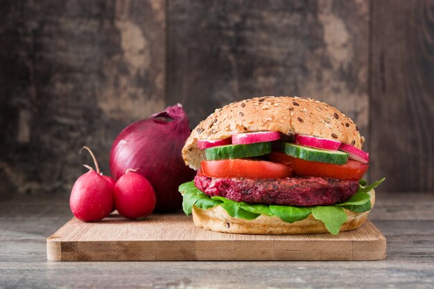 Hamburger vegano di barbabietola con lattuga, pomodoro ...