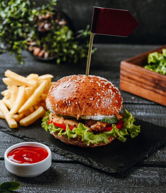 Hamburger di carne con verdure e patatine fritte