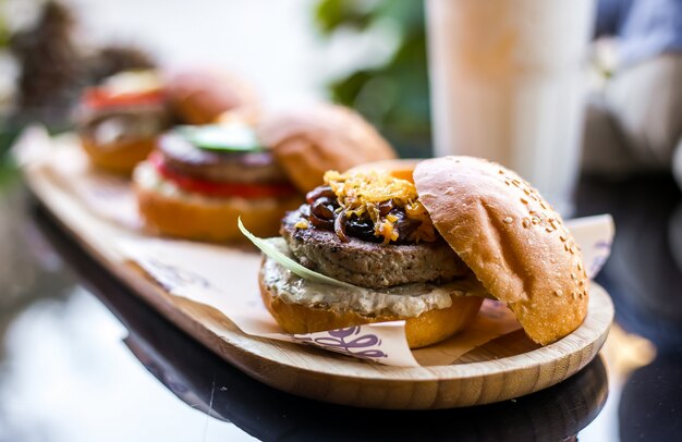 Hamburger di carne vista laterale con cipolle fritte