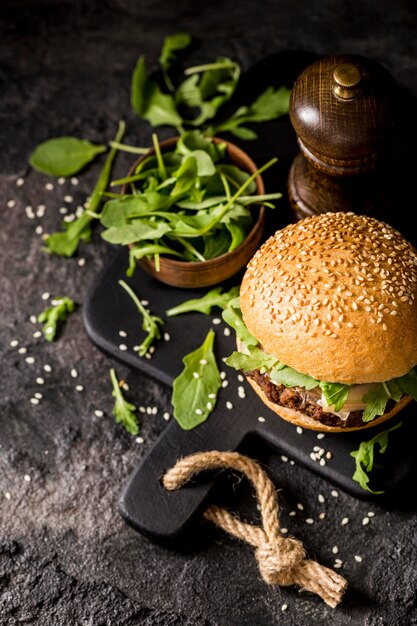 Hamburger di manzo ad alto angolo con insalata