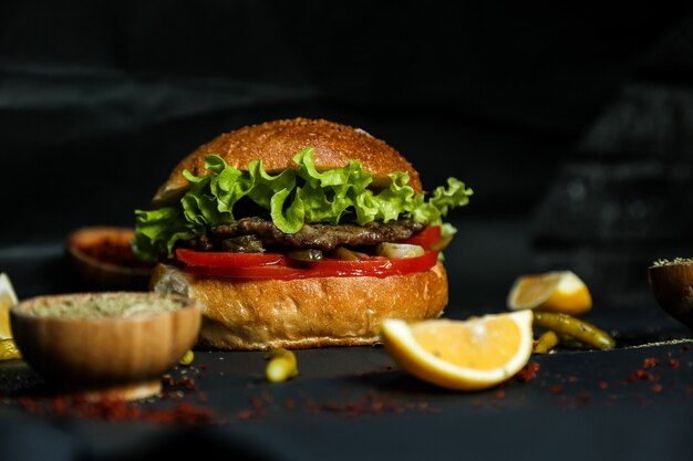 Hamburger di manzo con ingredienti