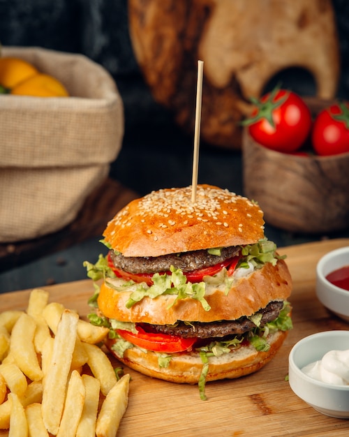 hamburger di manzo doppio servito con patatine fritte