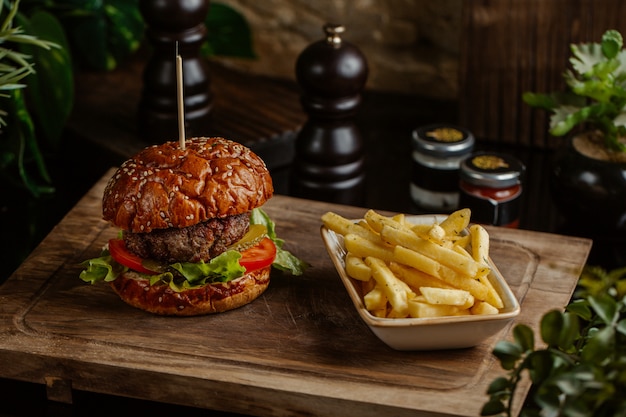 Hamburger di manzo e patate arrosto per una porzione.