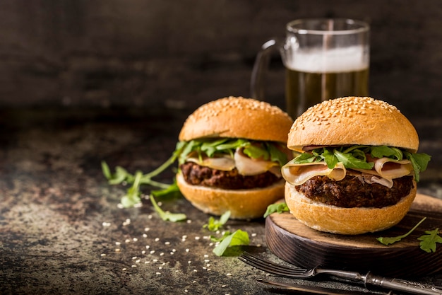 Hamburger di manzo fresco vista frontale con pancetta e birra