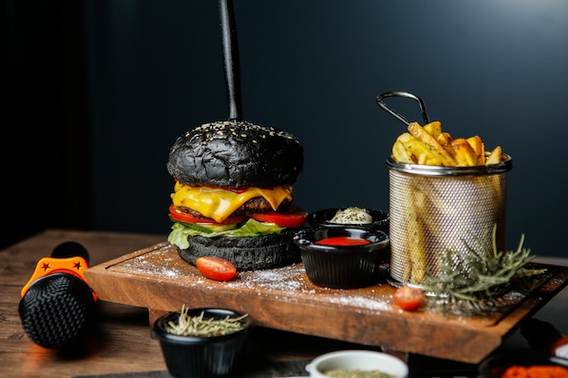 Hamburger di manzo nero con patatine fritte