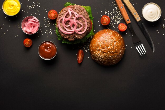 Hamburger di manzo vista dall'alto pronto per essere servito