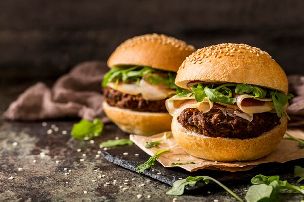 Hamburger di manzo vista frontale con pancetta