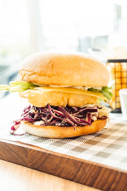 Hamburger di pesce con patatine fritte