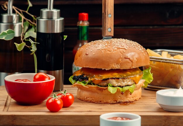 hamburger di pollo con formaggio cheddar e patatine fritte