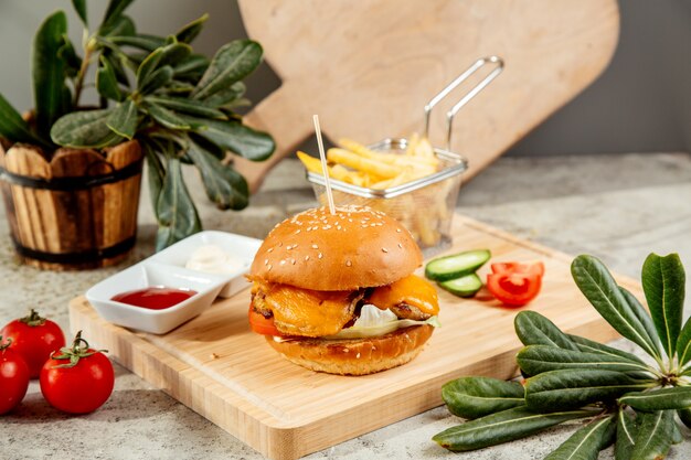 Hamburger di pollo con lattuga e pomodoro cheddar