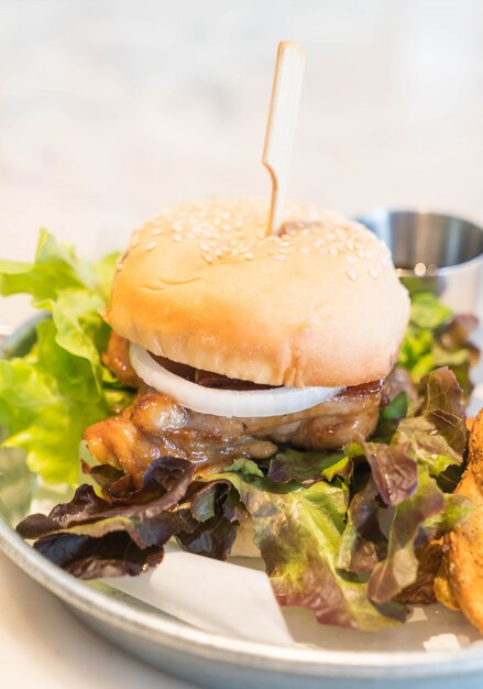 Hamburger di pollo teriyaki