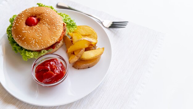 Hamburger di primo piano con patatine fritte