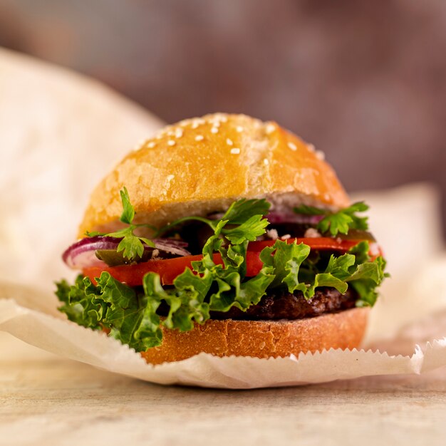 Hamburger di primo piano sul tavolo