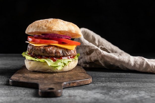 Hamburger di vista frontale con verdure e carne