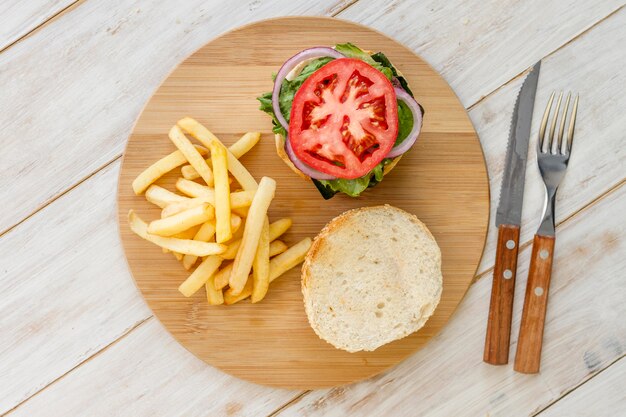 Hamburger di vista superiore sul bordo di legno