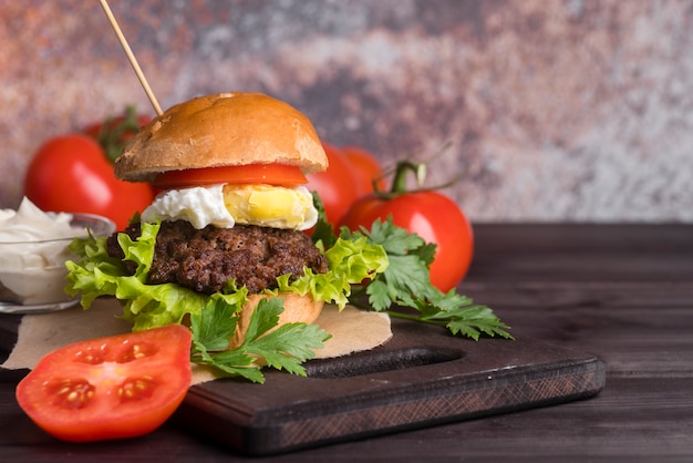 Hamburger fatto in casa con deliziosi pomodori