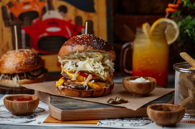 Hamburger mac con manzo, formaggio cheddar fuso e insalata bianca