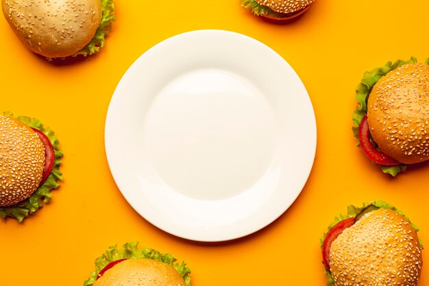 Hamburger piatti con un piatto vuoto
