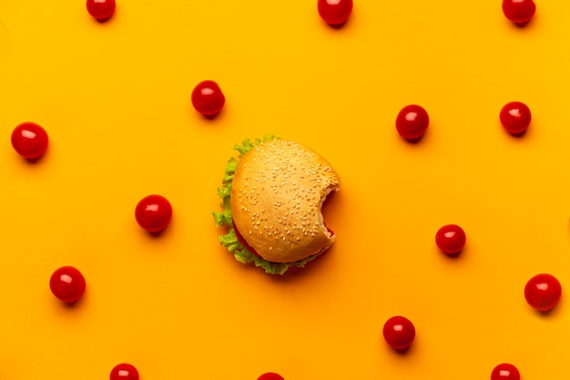 Hamburger piatto con pomodorini
