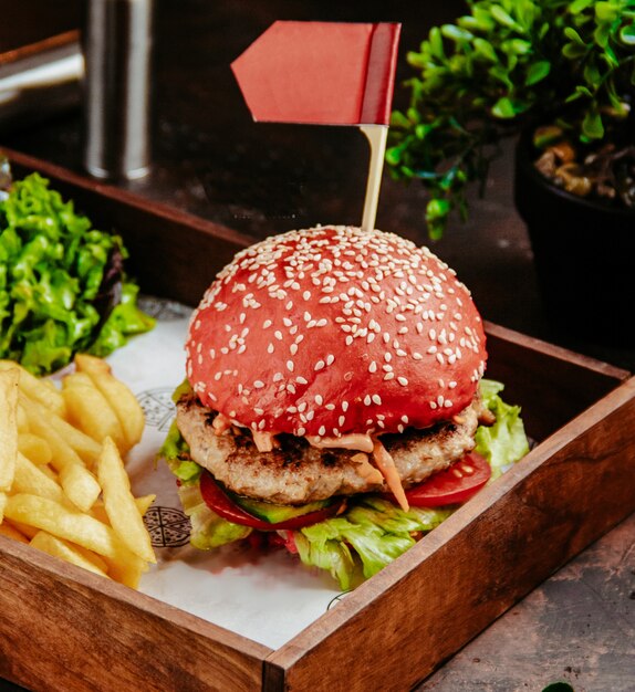 Hamburger rosso con patatine fritte