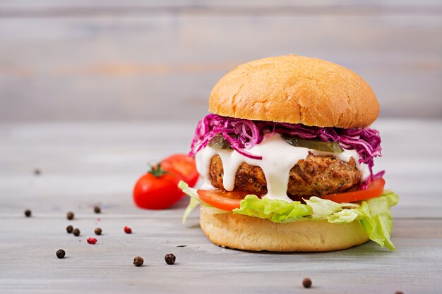 Hamburger sandwich con succosi hamburger, pomodoro e cavolo rosso