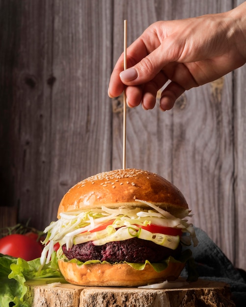 Hamburger sul primo piano del bordo di legno