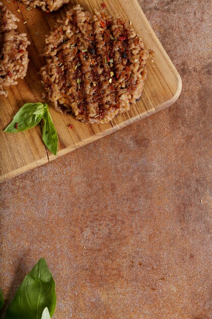 hamburger sul tavolo di legno