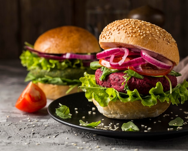 Hamburger vegetariani di vista frontale sul piatto