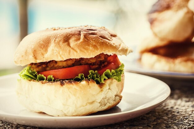 Hamburger vegetariano su un piatto Sfondo verde