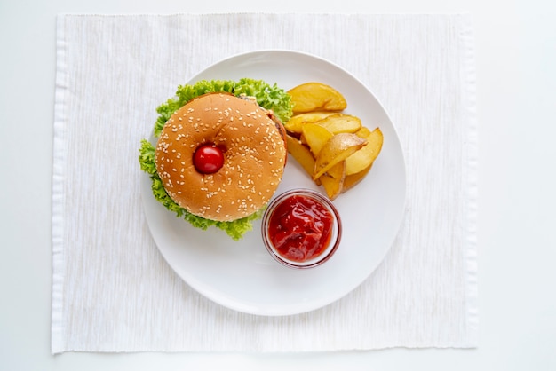 Hamburger vista dall'alto con patatine fritte sul piatto