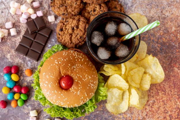 Hamburger vista dall'alto con snack