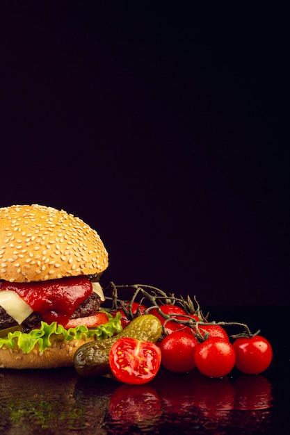 Hamburger vista frontale con sfondo nero