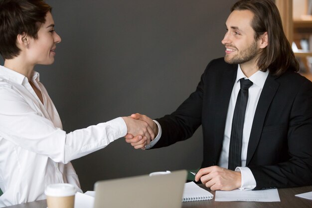 Handshaking dei soci commerciali dopo la conclusione dell&#39;affare riuscito