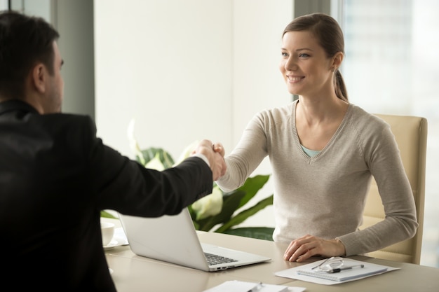 Handshaking delle dipendenti delle donne con il cliente maschio