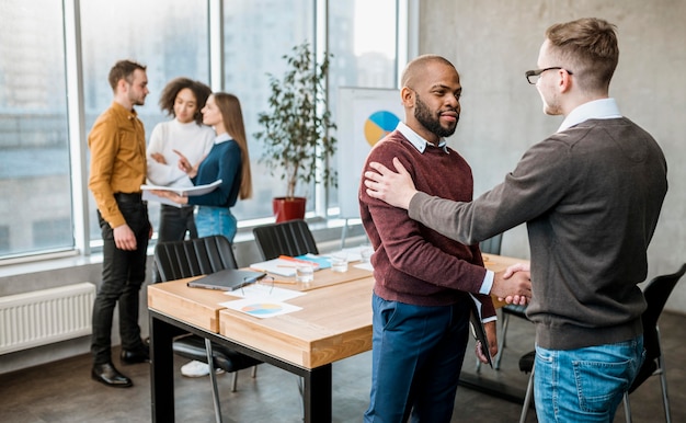 Handshaking di due uomini d'accordo dopo una riunione