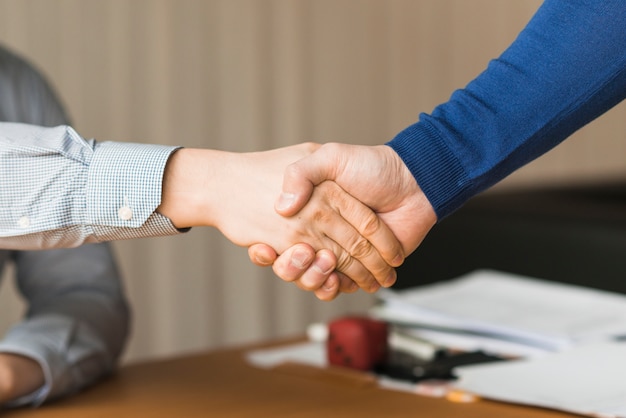 Handshaking irriconoscibile degli uomini d&#39;affari