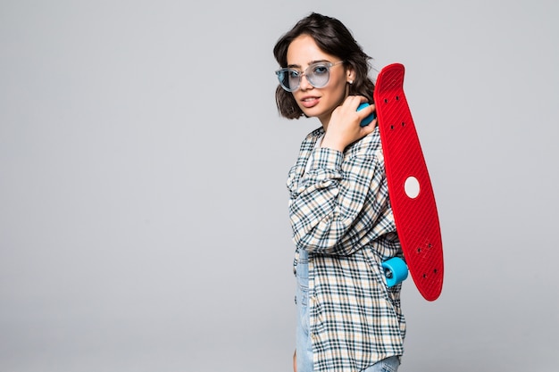 Happy girl teen holding skate board isolato