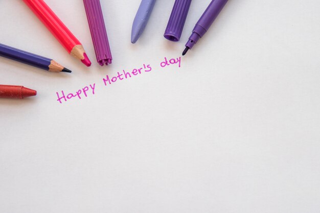 Happy Mothers Day iscrizione con matite su carta