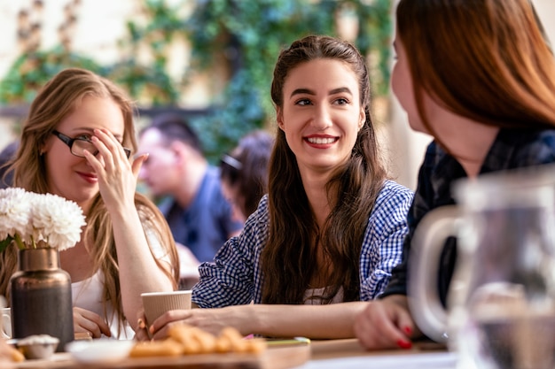 Henparty con i migliori amici e deliziosi spuntini nell'accogliente caffetteria all'aperto in una calda giornata estiva