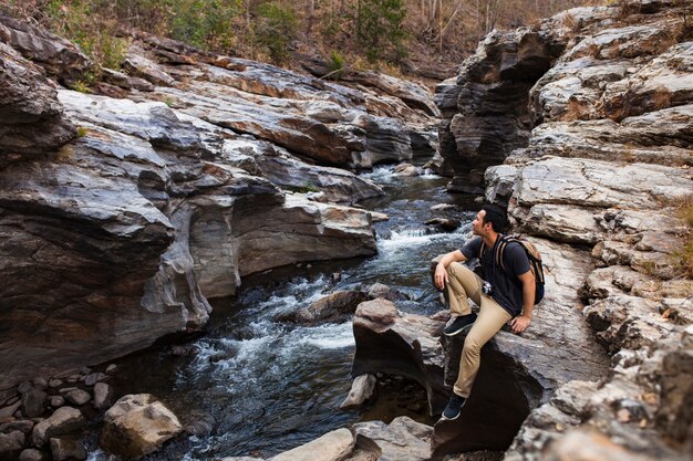 Hiker e fiume selvaggio