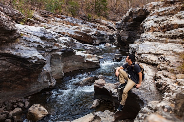 Hiker e fiume selvaggio